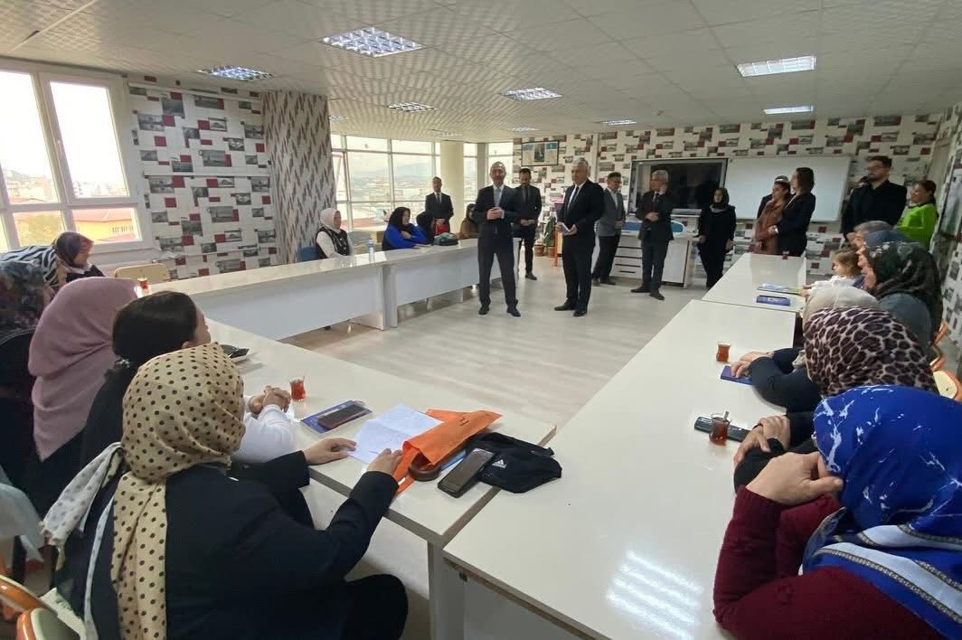 Kadirli’de “Kitaplarla Büyüyorum” Projesi Ödül Töreni Düzenlendi (3)