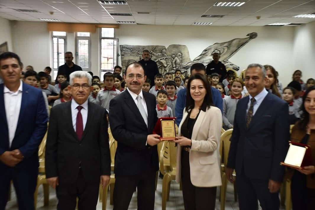 Kadirli’de “Kitaplarla Büyüyorum” Projesi Ödül Töreni Düzenlendi (8)