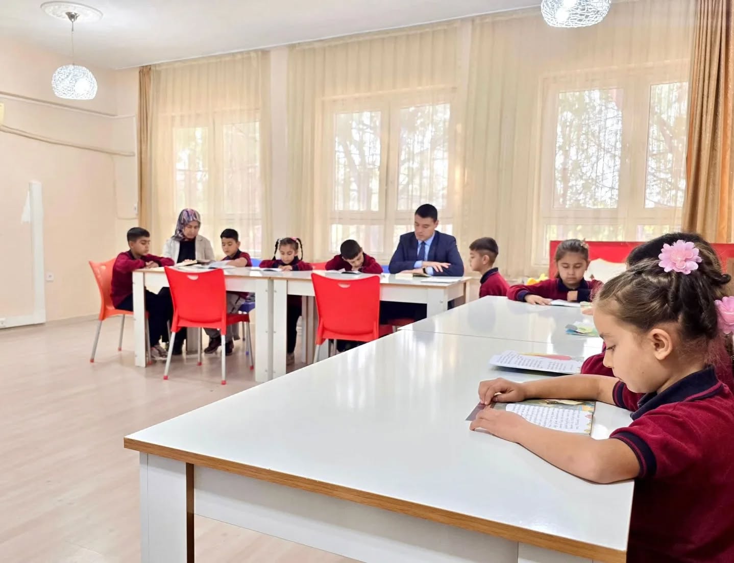 Kaymakam Özer Öğrencilerle Kitap Okuma Etkinliğinde Buluştu (1)