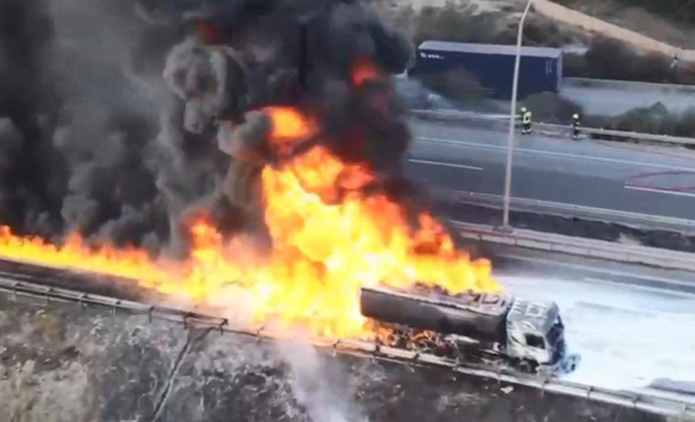 Mersin İtfaiyesi Felaketi Önledi Yanan Tankerde 26 Bin Litre Yakıt Vardı (1)