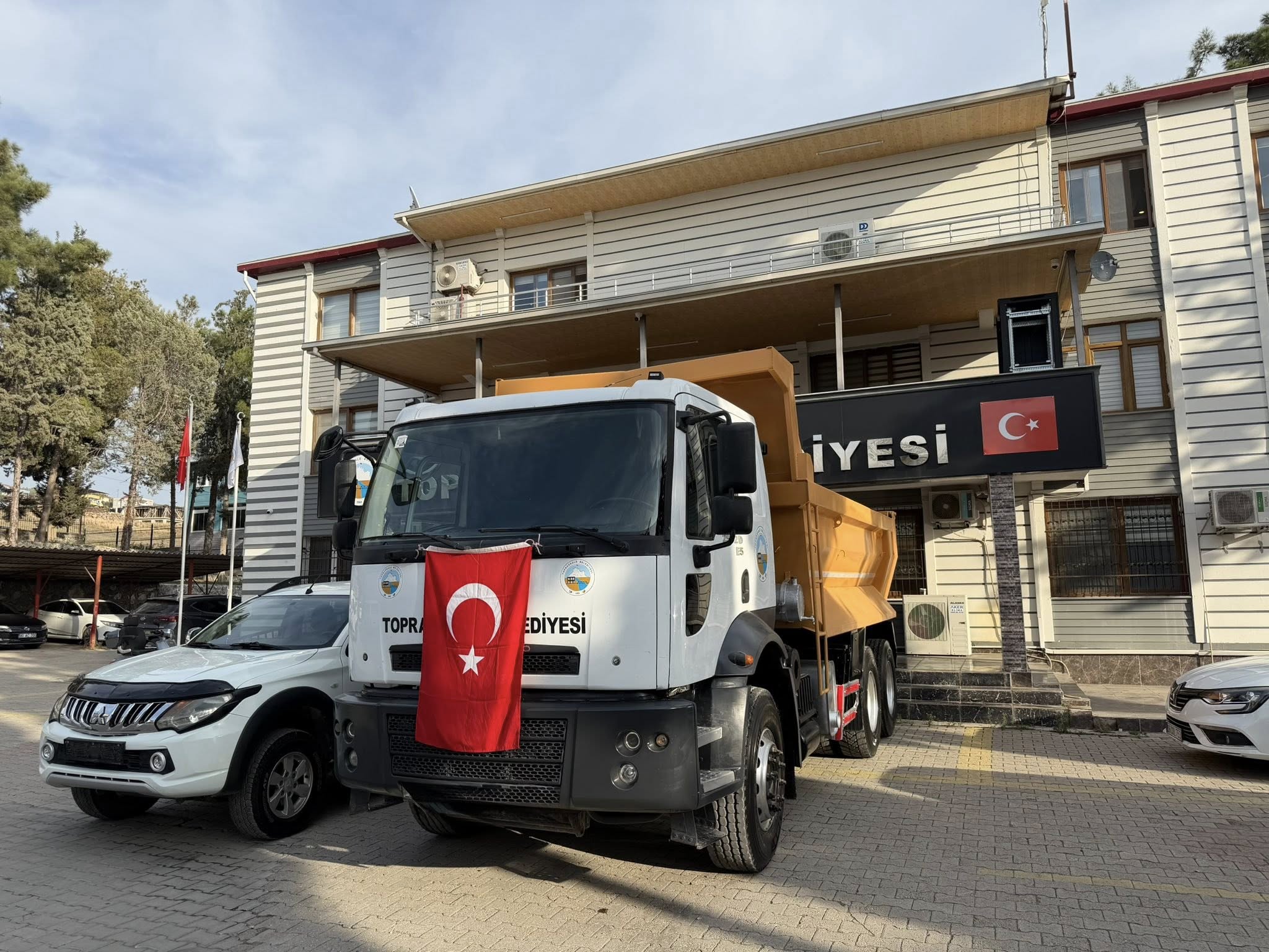 Toprakkale Belediyesi Araç Filosunu İki Yeni Araçla Güçlendirdi (1)