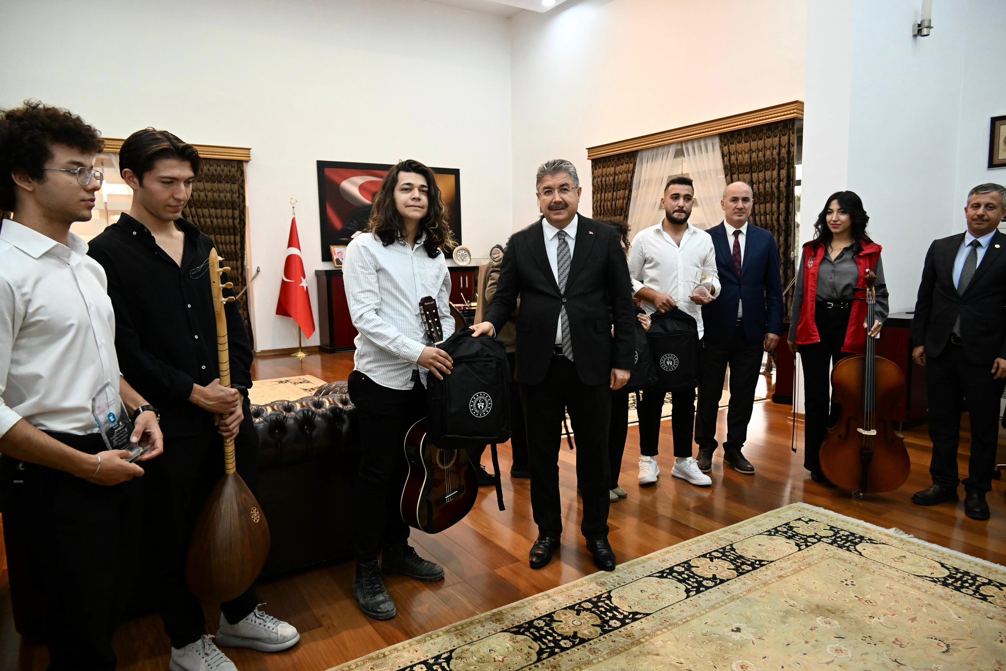 Vali Dr. Erdinç Yılmaz, Türkiye Birincisi Gençleri Makamında Kabul Etti (1)