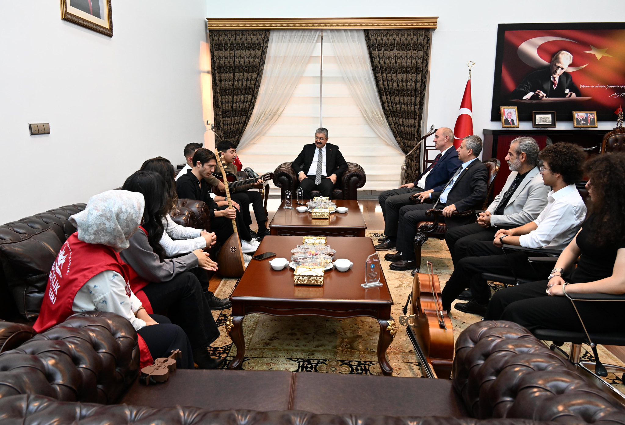 Vali Dr. Erdinç Yılmaz, Türkiye Birincisi Gençleri Makamında Kabul Etti (2)