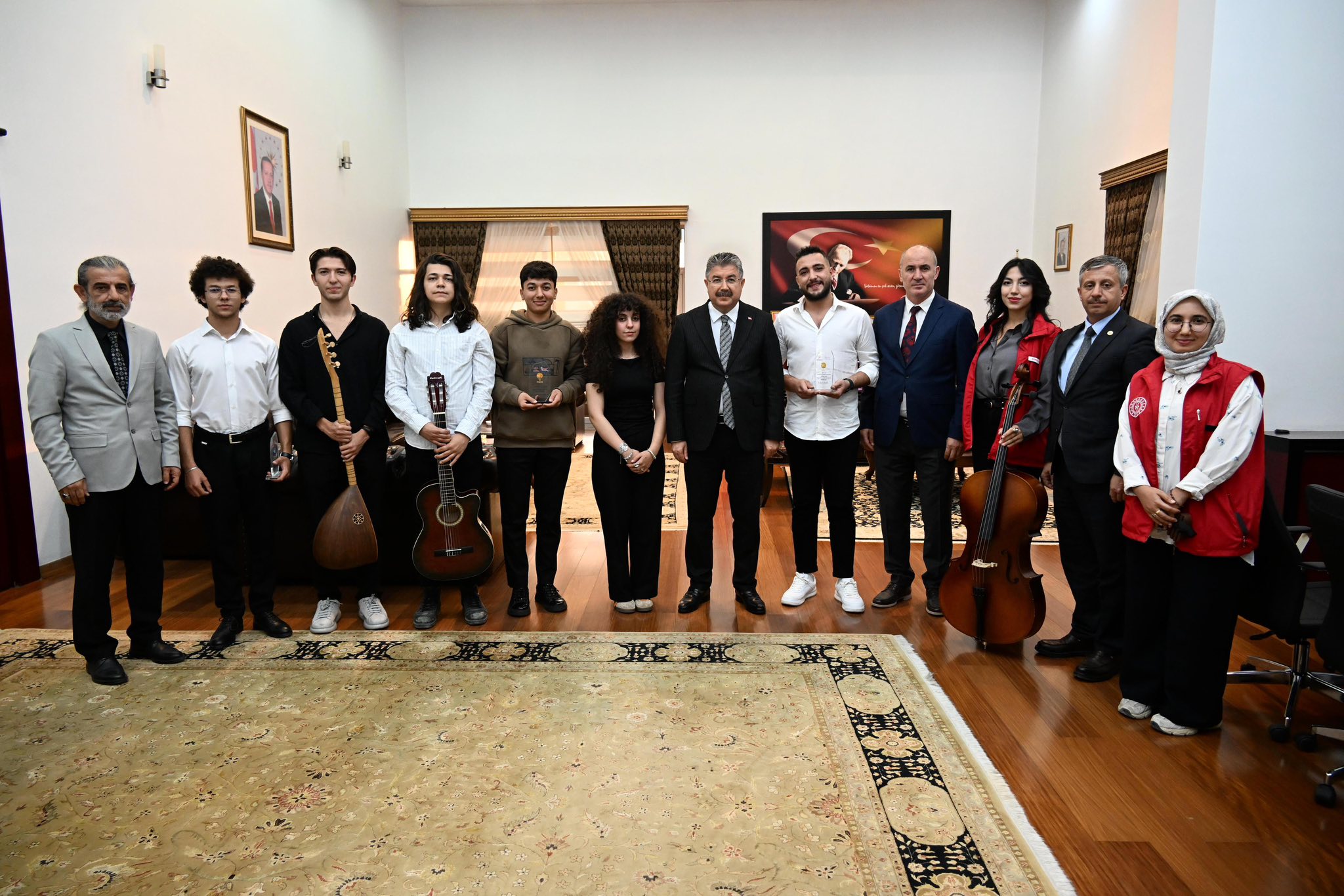 Vali Dr. Erdinç Yılmaz, Türkiye Birincisi Gençleri Makamında Kabul Etti (3)