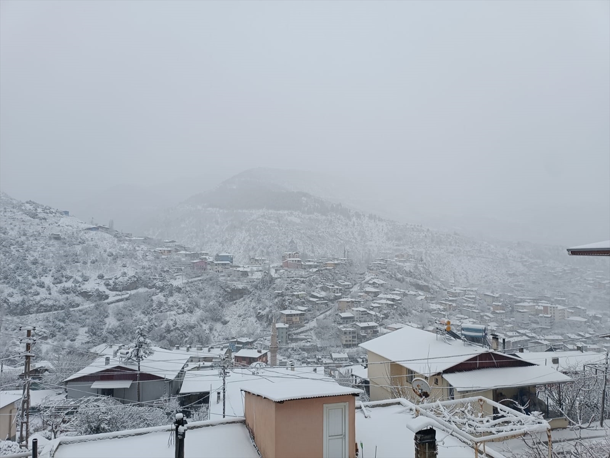 Adana'nın Yüksek Kesimlerinde Kar Yağışı Etkili Oldu