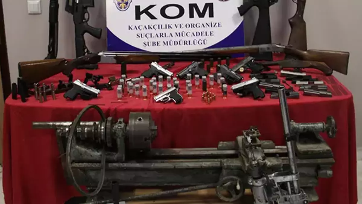 Arızalı Araç Kılığındaki Silah Deposuna Polis Baskını!-1