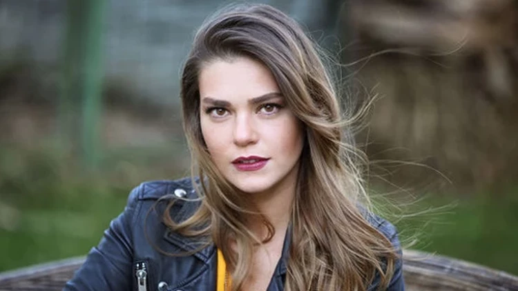 Aslı Enver ve Ailesi Prag’a Taşınıyor