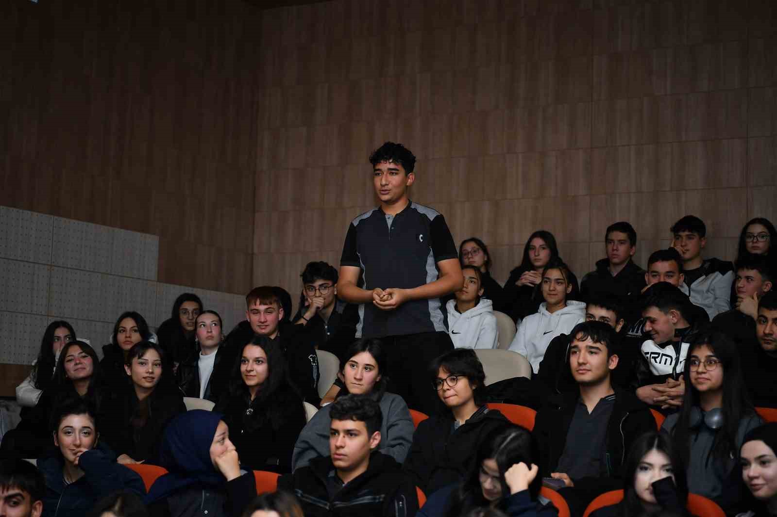 Başkan Büyükkılıç Gençlerle Buluştu Kariyer Günleri’nde Samimi Söyleşi (1)