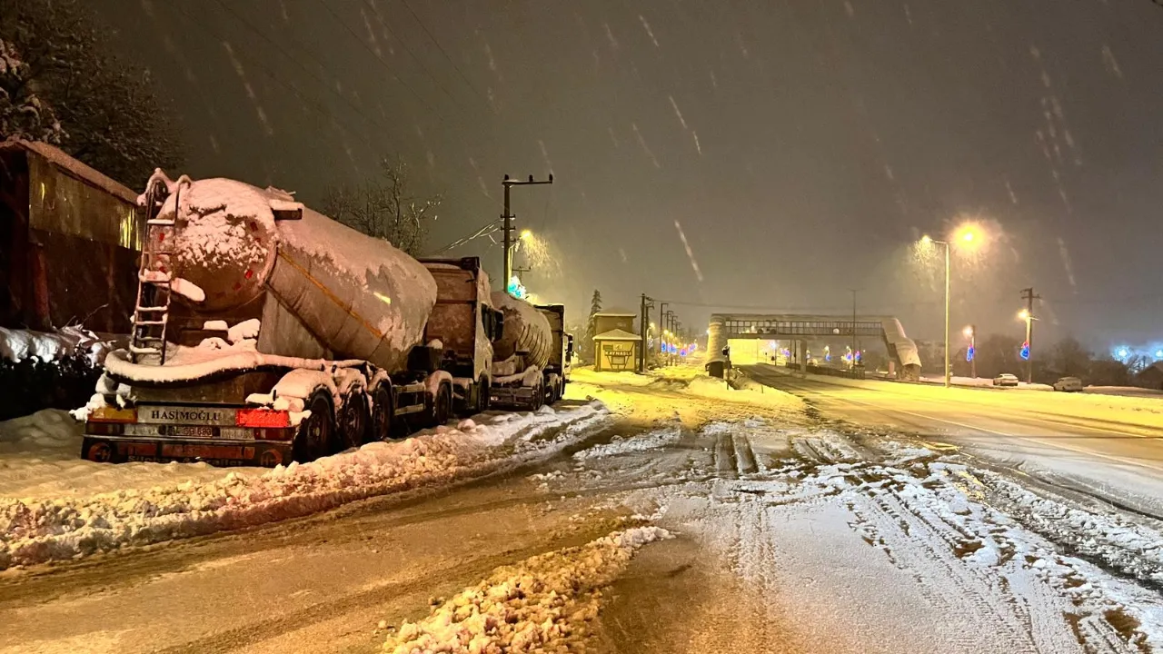 Bolu Yolu Kapalı Mı Yoğun Kar Yağışı Ulaşımı Etkiledi (1)