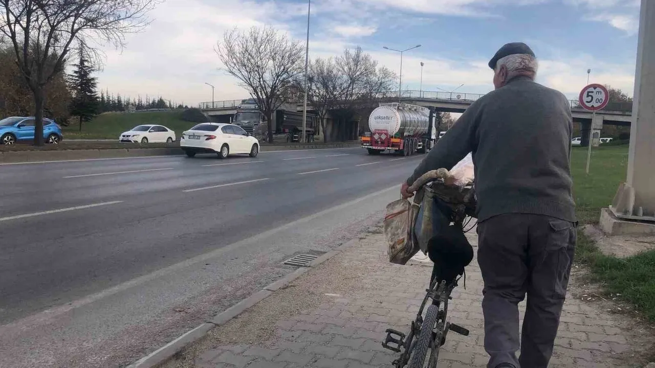 Eskisehir De 84 Yasindaki Kamil Koprulu Bisikletiyle Atik Toplayarak Gecimini Sagliyor 1200 558848
