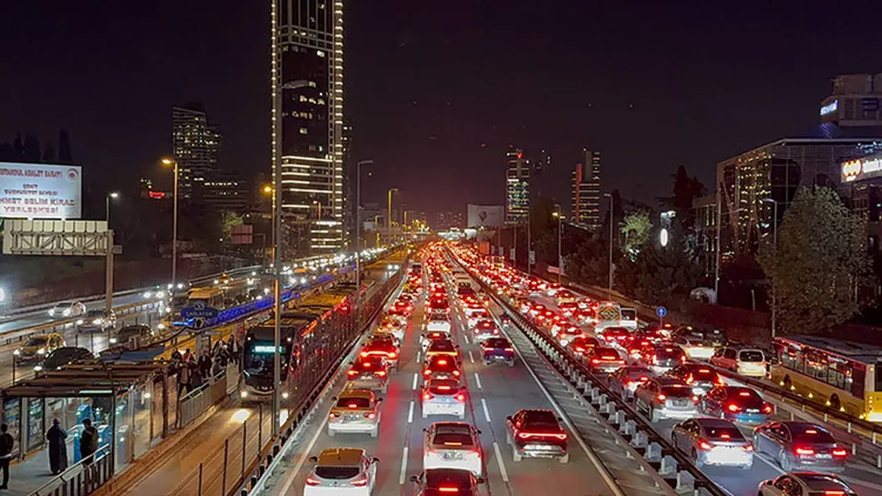 Galatasaray Fenerbahçe Derbisi Öncesi İstanbul’da Trafik Kilitlendi (2)