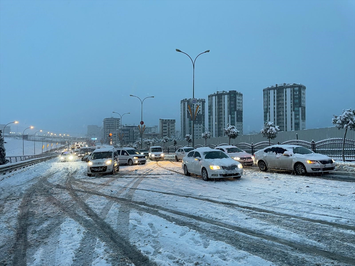 Güncelleme Şanlıurfa'da Kar Yağışı Etkili Oluyor