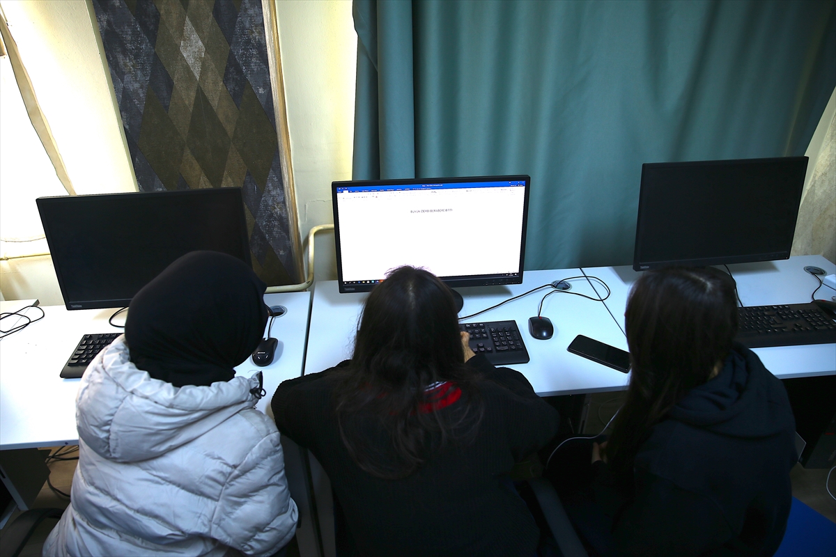 Hatay'da Gazete Çıkaran Liseliler Mürekkep Kokusunu Okul Sıralarında Deneyimliyor