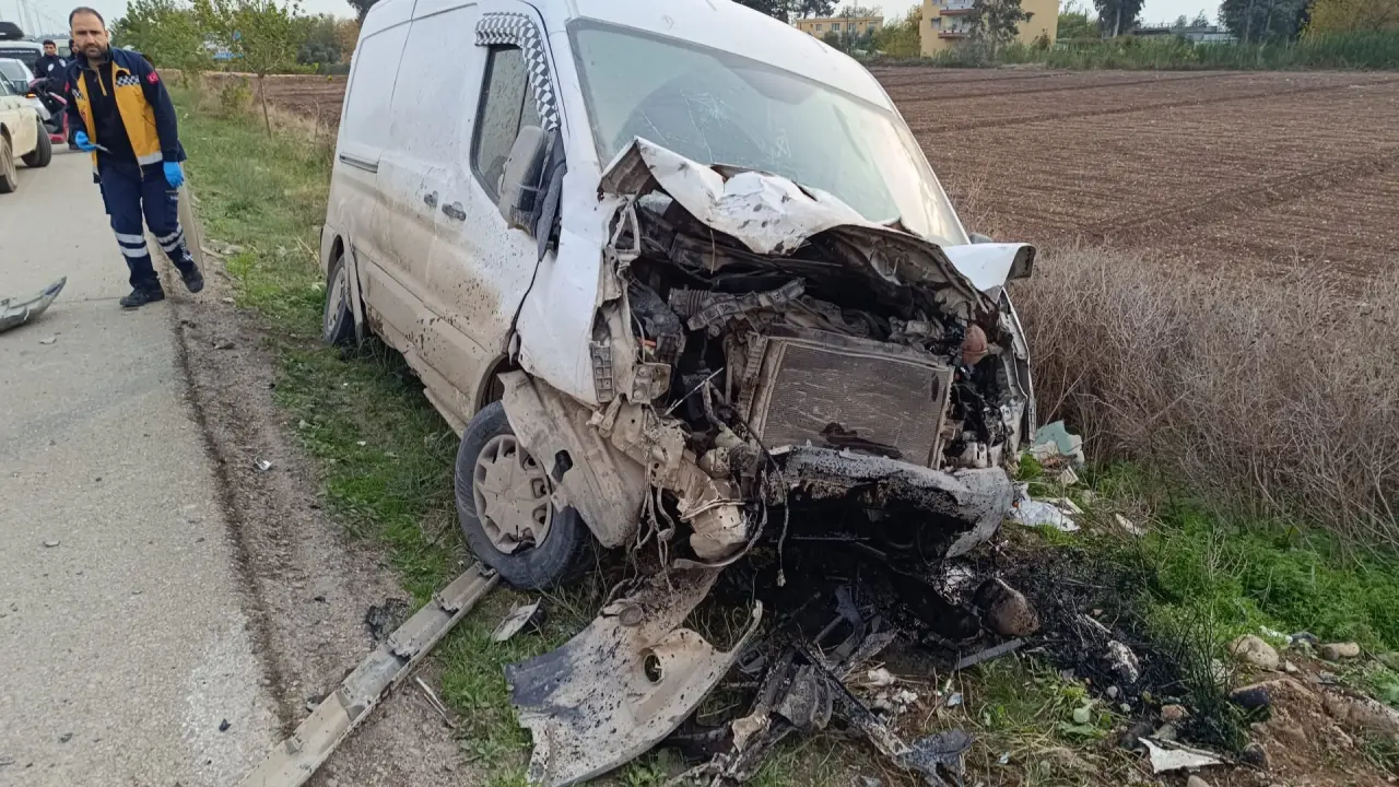 Hatay'da Minibüsle Çarpışan Tofaş