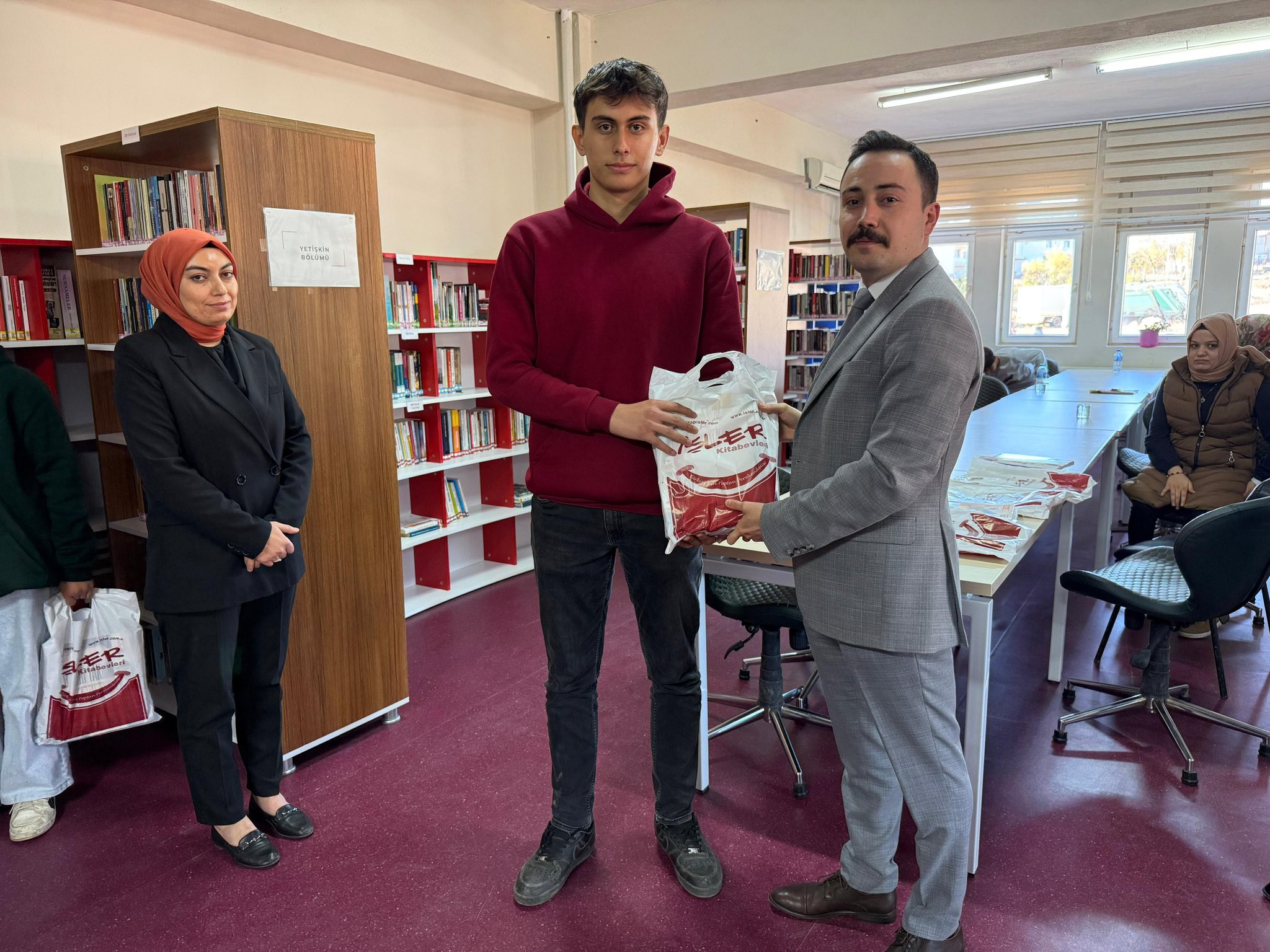 Kaymakam Bütüner Öğrencilerle Kütüphanede Buluştu (5)