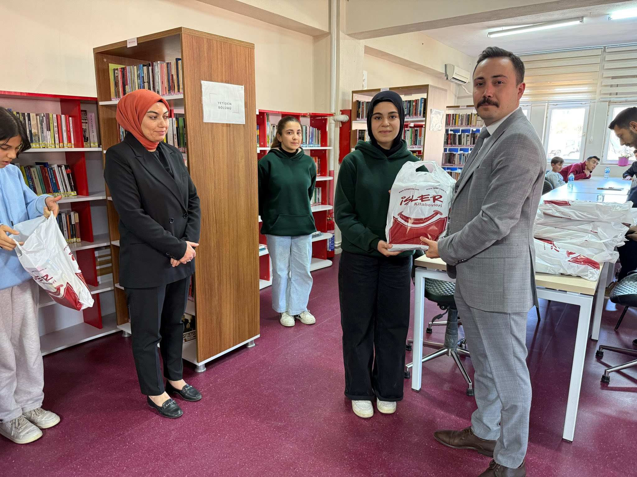 Kaymakam Bütüner Öğrencilerle Kütüphanede Buluştu (6)