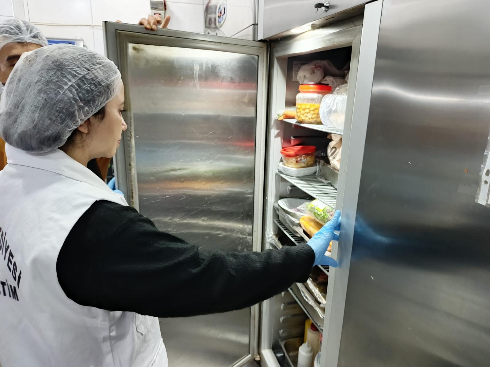 Kemer'de Zabıta Ekipleri Restoran Ve Kafelerde Denetim Yaptı