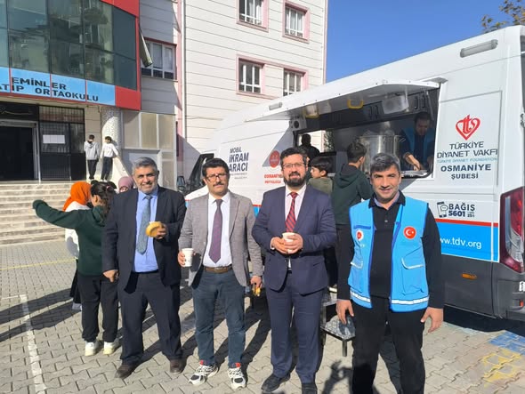 Mehmet Eminler İmam Hatip Ortaokulunda Öğrencilere Sıcak Çorba İkramı