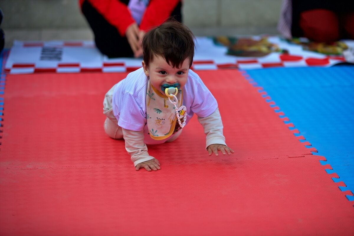 Osmaniye'de Bebek Emekleme Yarışması Düzenlendi