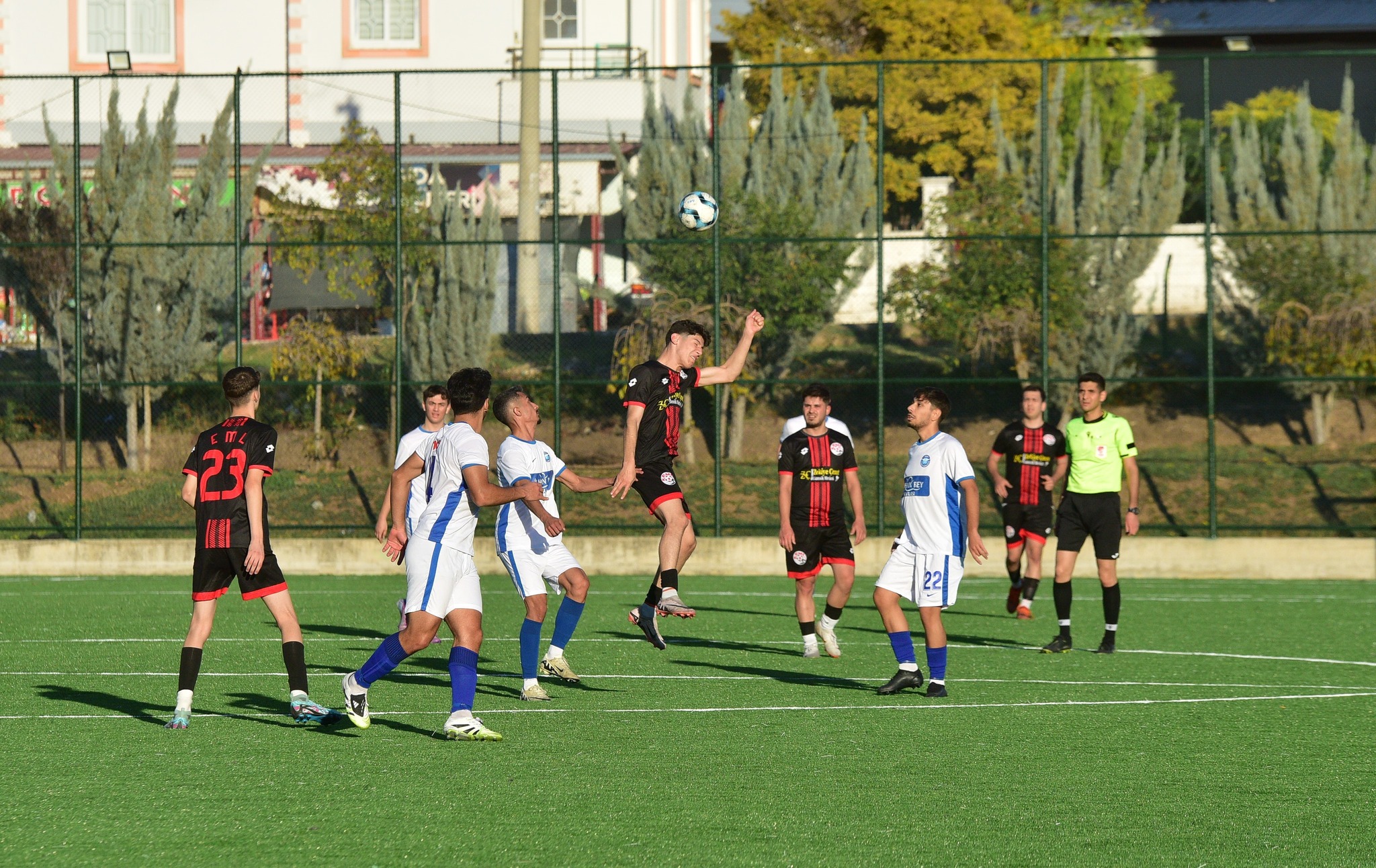 Sentetik Çim Sahası Yenilendi (2)