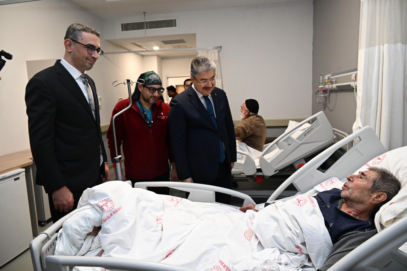 Vali Yılmaz’dan Yeni Yıl Ziyareti Devlet Hastanesi’nde Hastalara Moral (7)