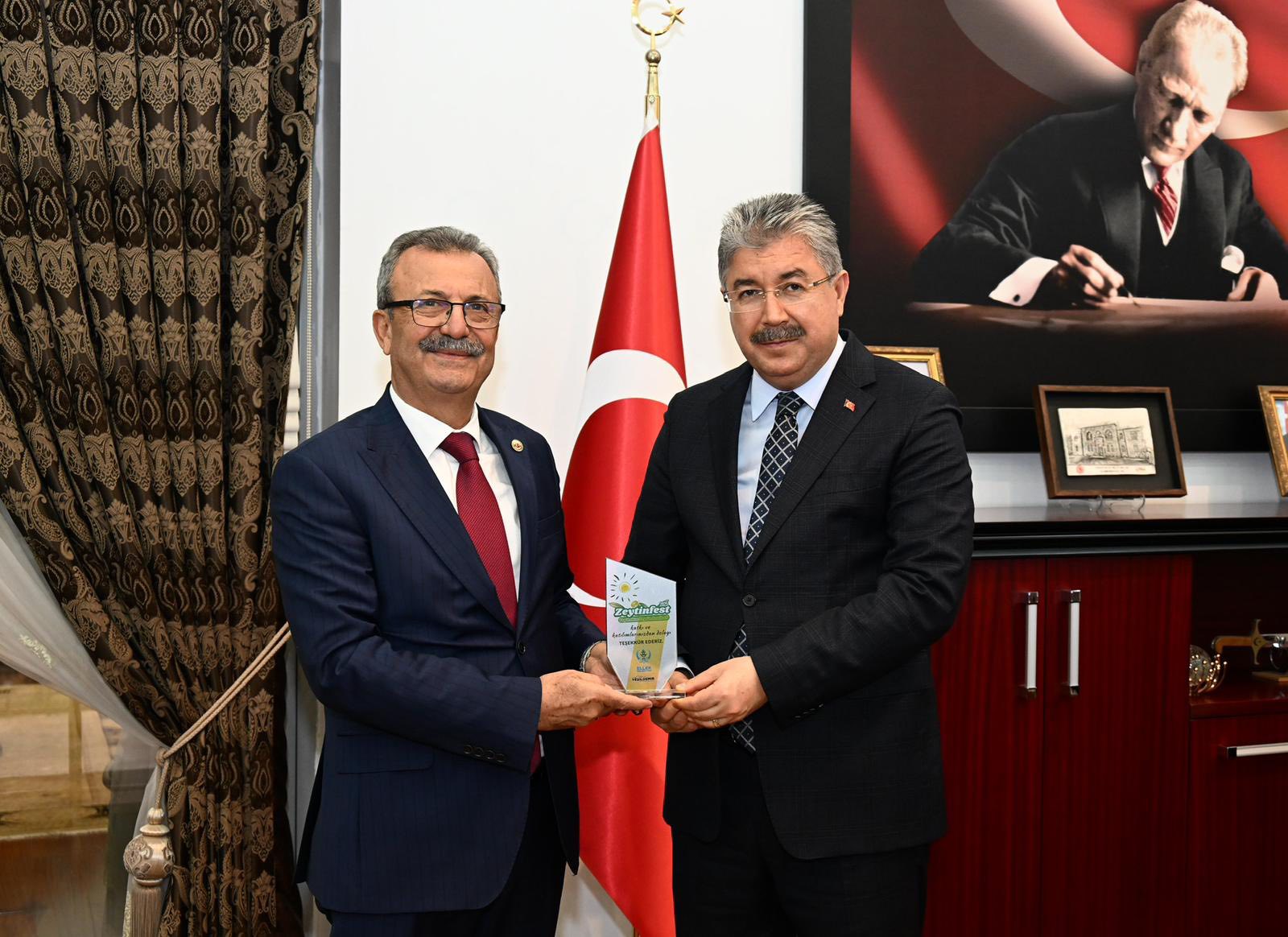 Yeşil Altın Zeytin Festivali’ne Destek Plaketi Vali Yılmaz’a Takdim Edildi (2)