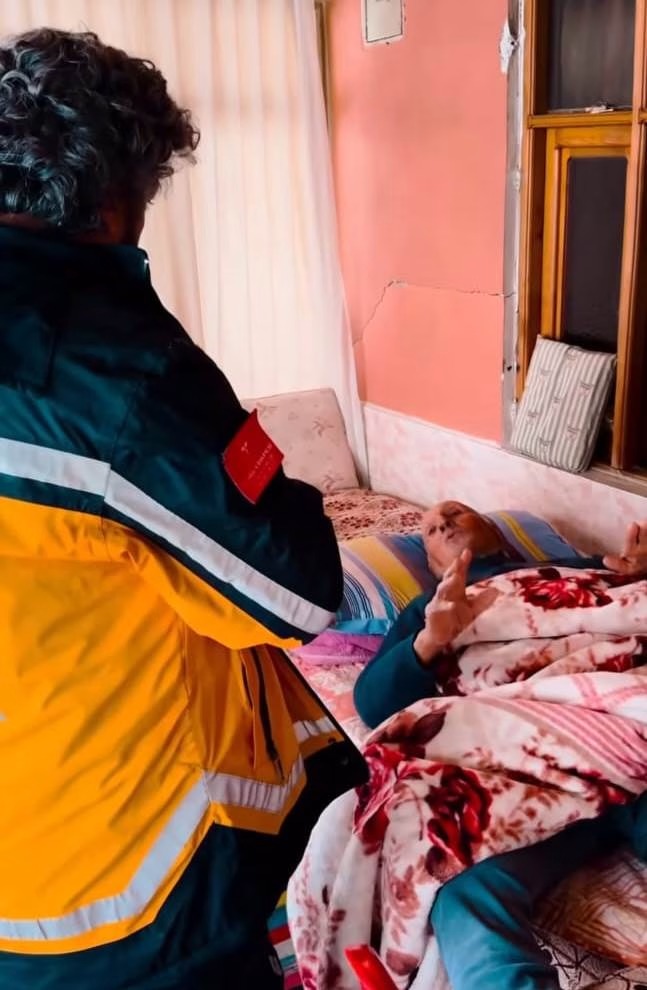 Andırın'da Karla Kapanan Yol Açıldı Hasta İçin Seferberlik (1)