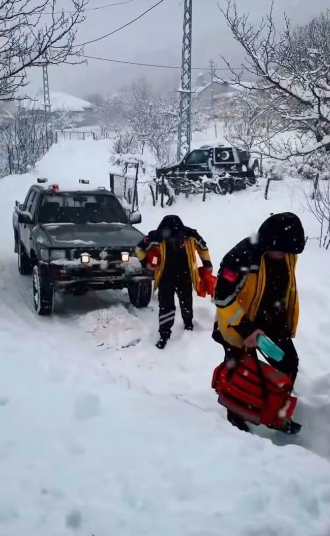 Andırın'da Karla Kapanan Yol Açıldı Hasta İçin Seferberlik (2)