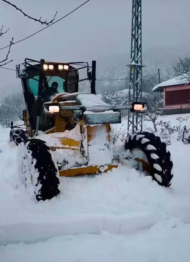 Andırın'da Karla Kapanan Yol Açıldı Hasta İçin Seferberlik (3)