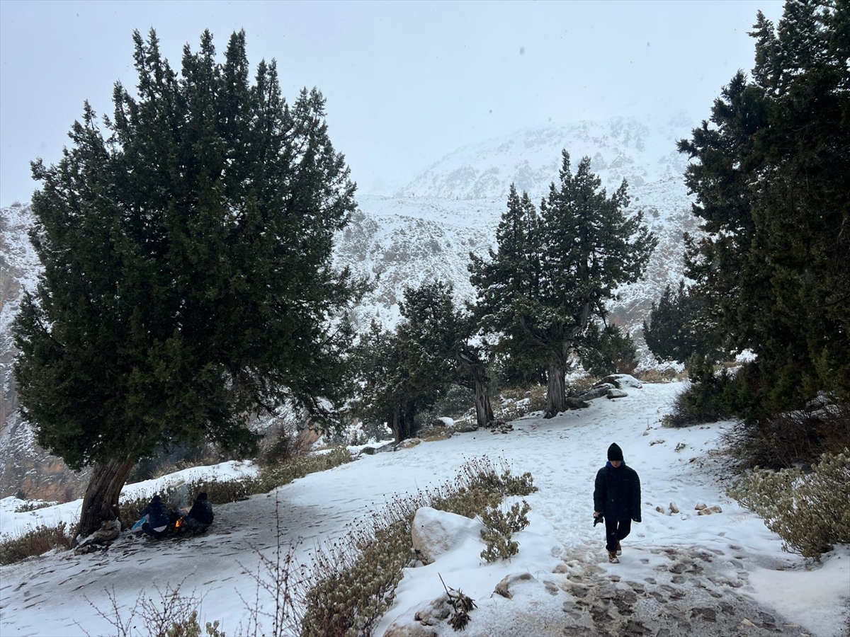 Antalya'nın Kaş Ilçesinin Yüksek Kesimlerine Kar Yağdı