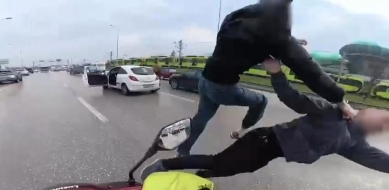 Bursa’da Yol Verme Tartışması Uçan Tekmeye Dönüştü2