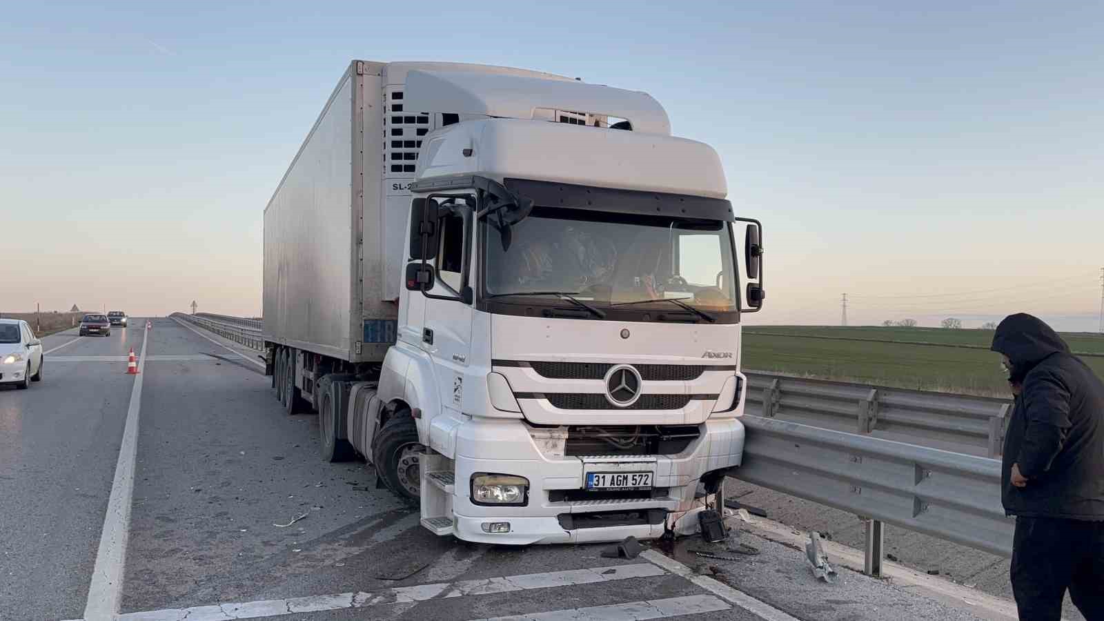 Edirne’de 16 Ton Biber Yüklü Tır Bariyerlere Çarptı2