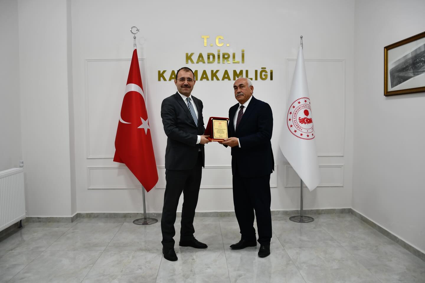 Erdinç Dolu Kadirli’de Eğitime Destek Verenlere Plaket Verdi2