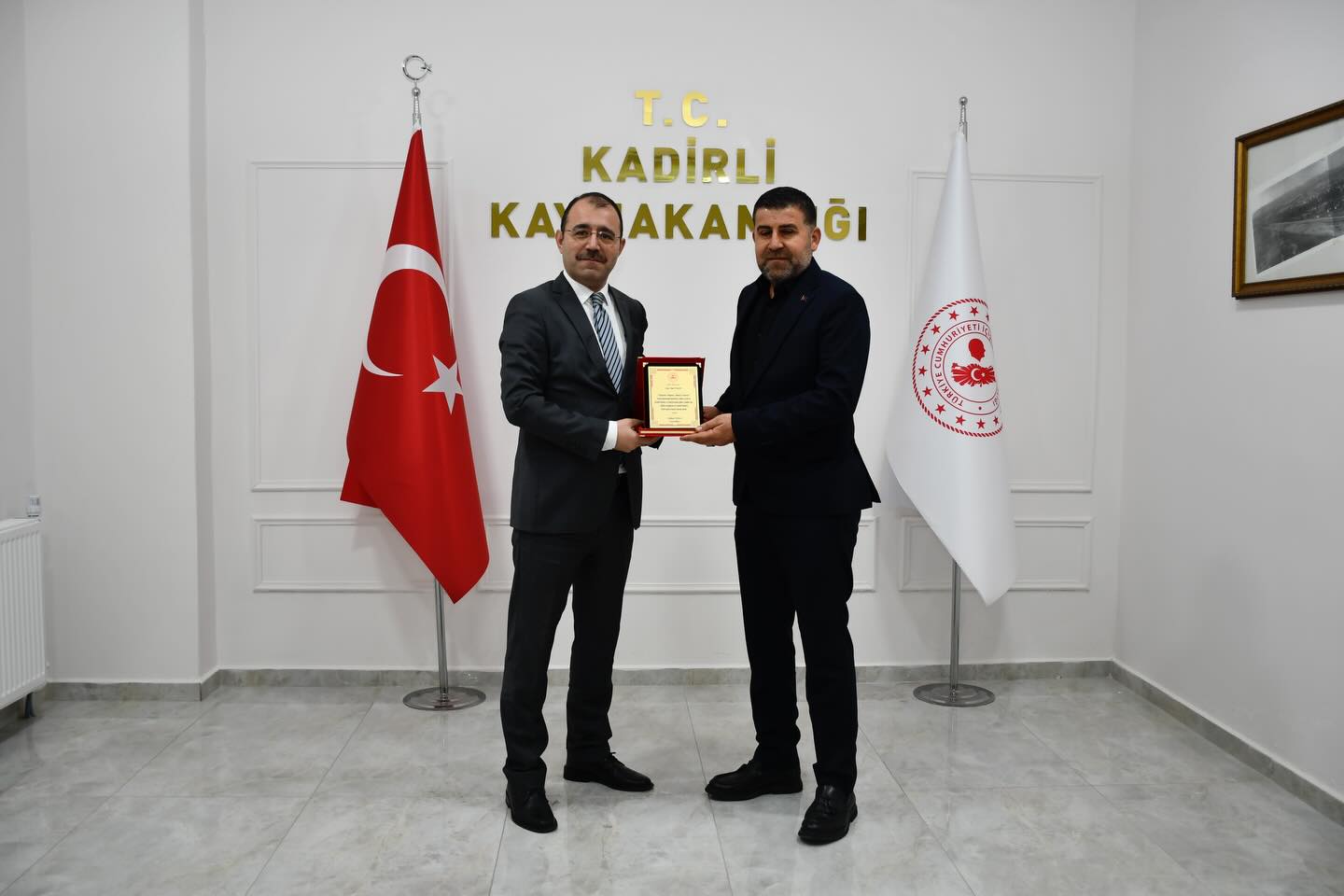 Erdinç Dolu Kadirli’de Eğitime Destek Verenlere Plaket Verdi3