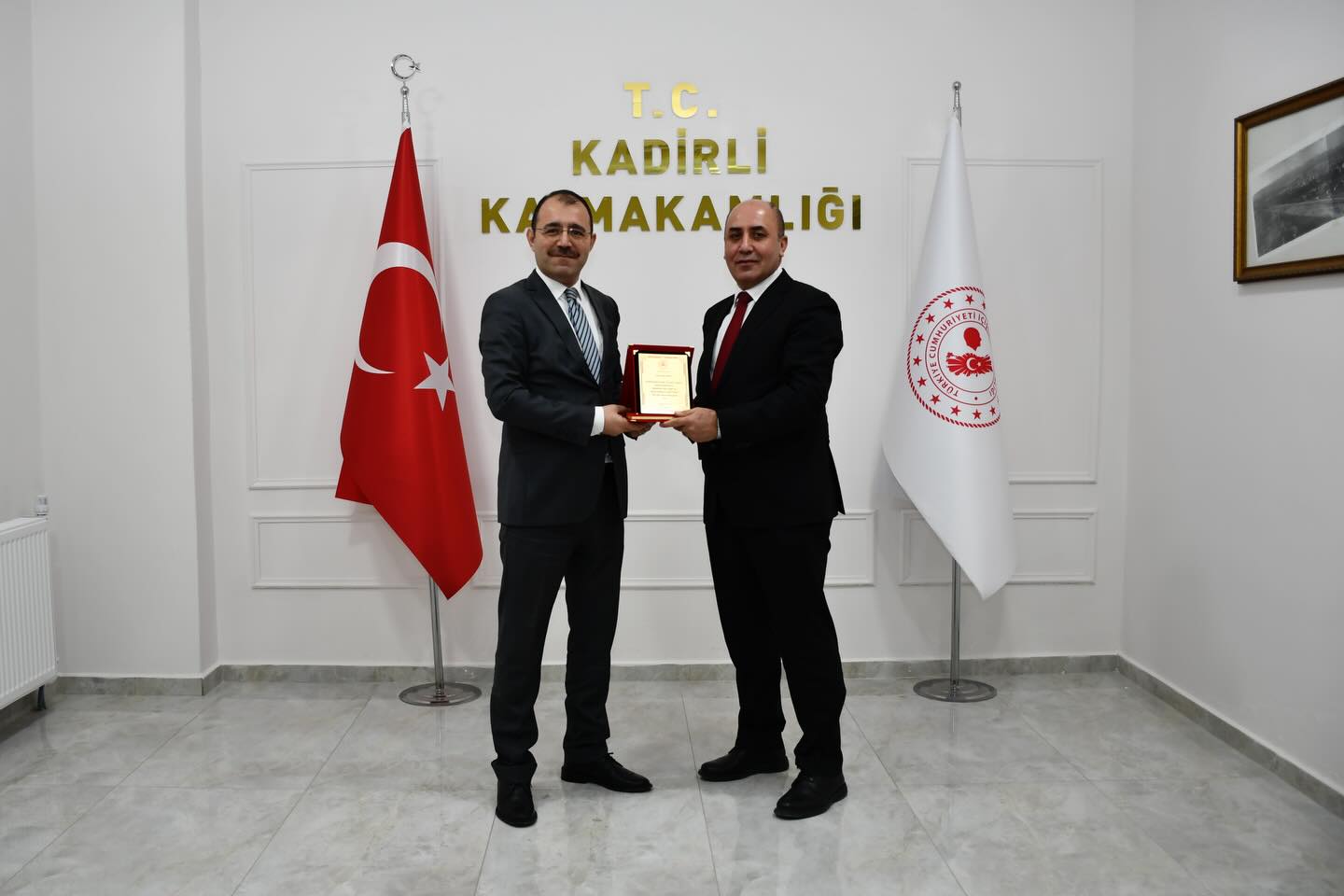 Erdinç Dolu Kadirli’de Eğitime Destek Verenlere Plaket Verdi6