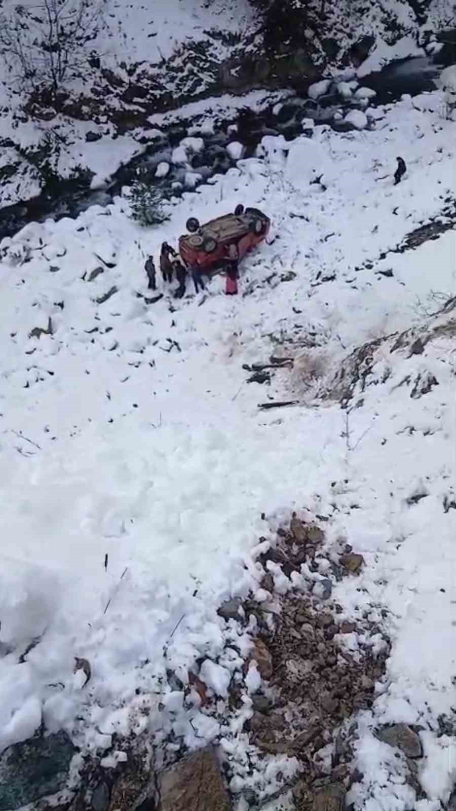 Gümüşhane’de Kamyonet Dereye Yuvarlandı 5 Yaralı1