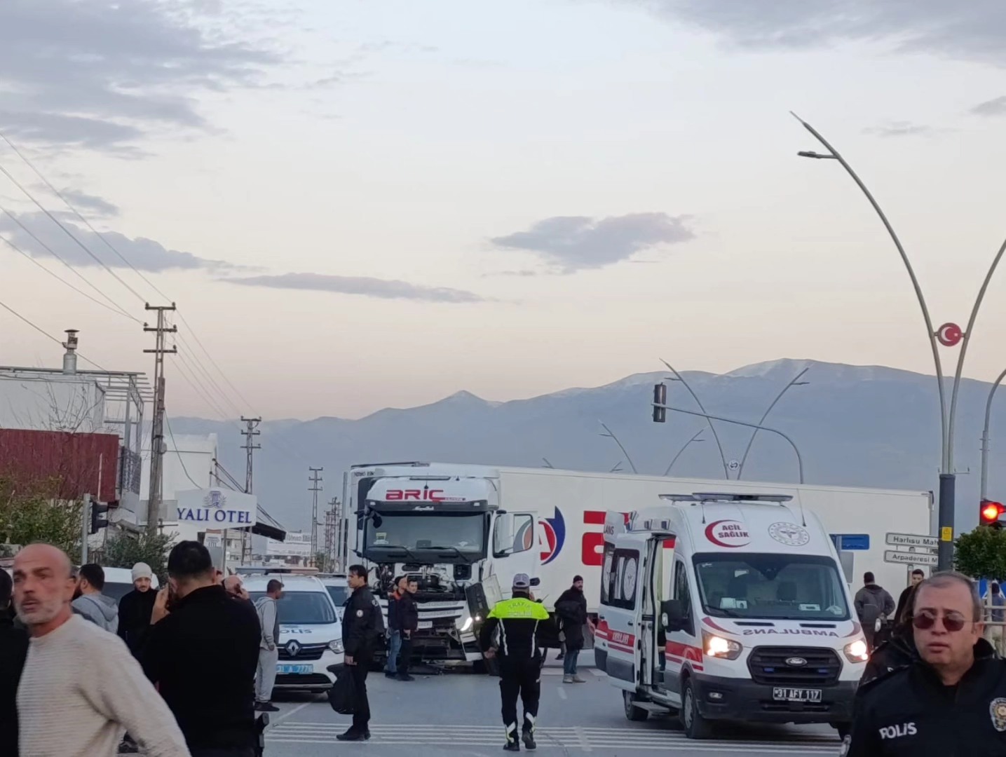 İskenderun Arsuz Yolunda Zincirleme Kaza 18 Yaralı13