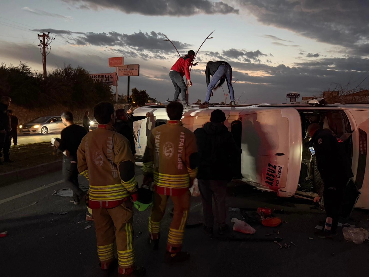 İskenderun Arsuz Yolunda Zincirleme Kaza 18 Yaralı14