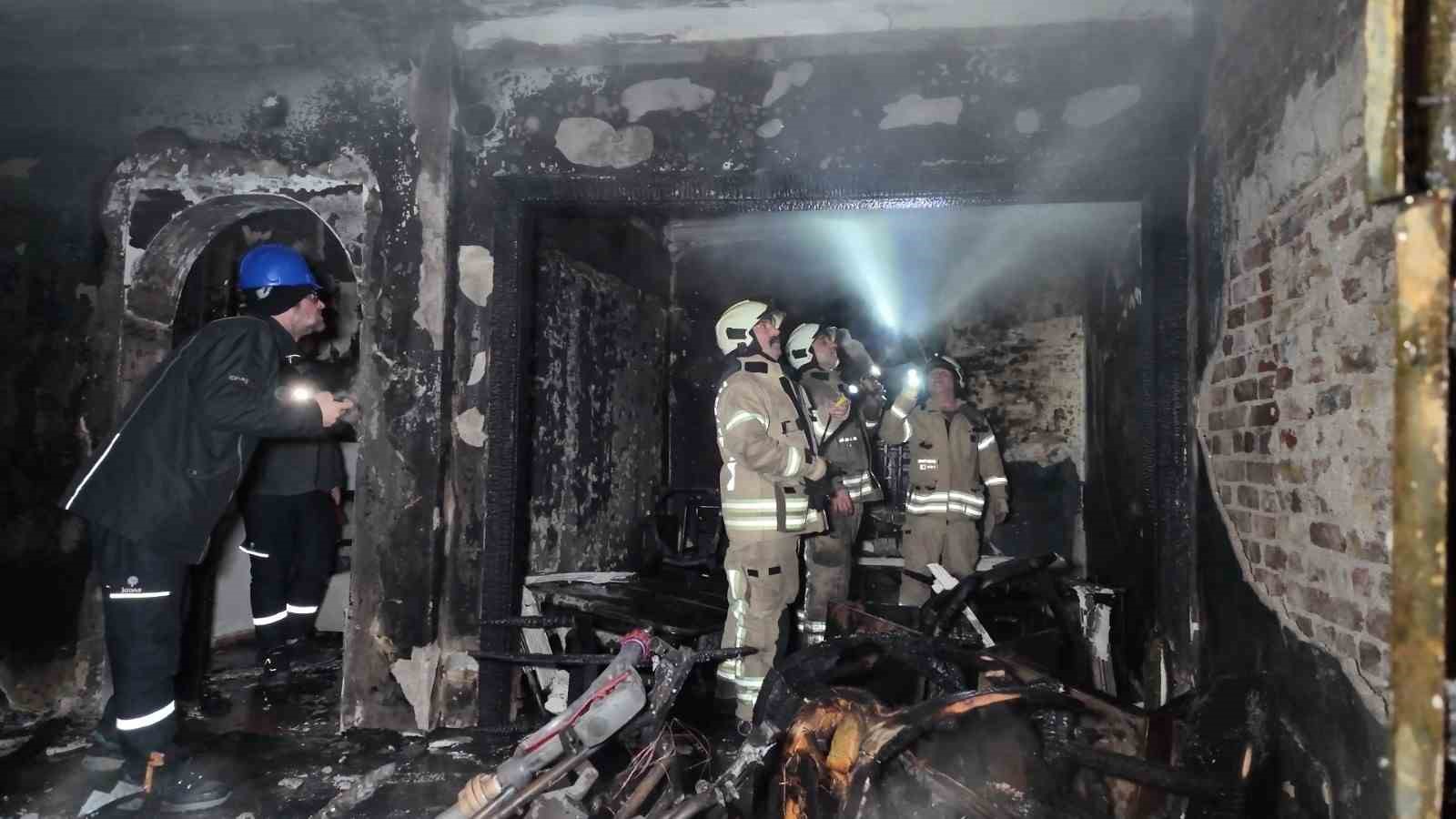 İstanbul Kadıköy’de Gece Yangını 8 Kişi Yaralandı (2)