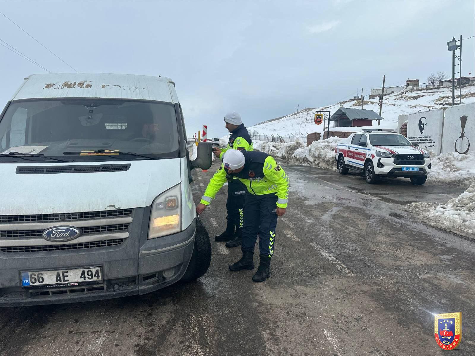 Jandarma Zorlu Kışta Görev Başında (3)