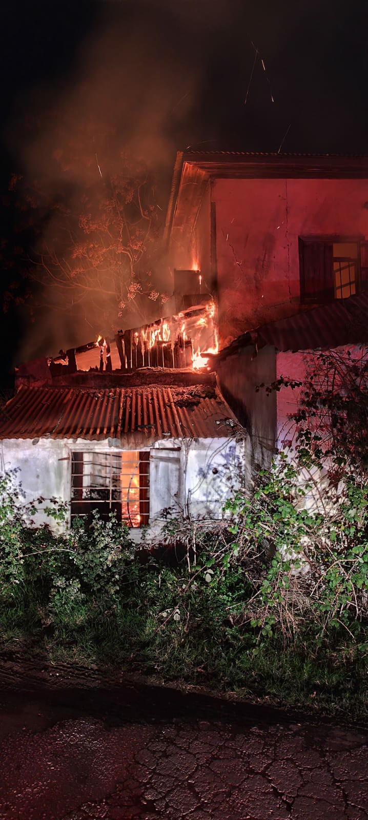 Kadirli’de Metruk Ev Alevlere Teslim Oldu (1)