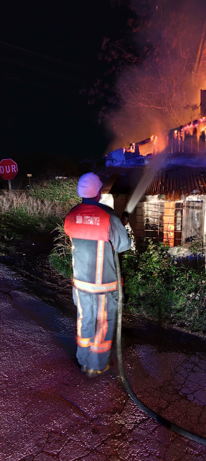Kadirli’de Metruk Ev Alevlere Teslim Oldu (2)