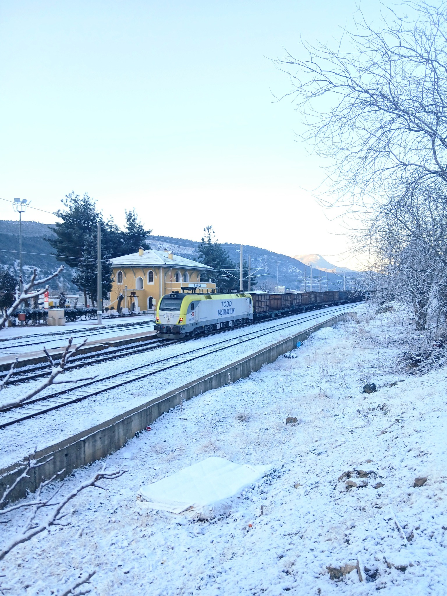 Kar Yağışı Bahçe İstasyonu’nu Kapladı