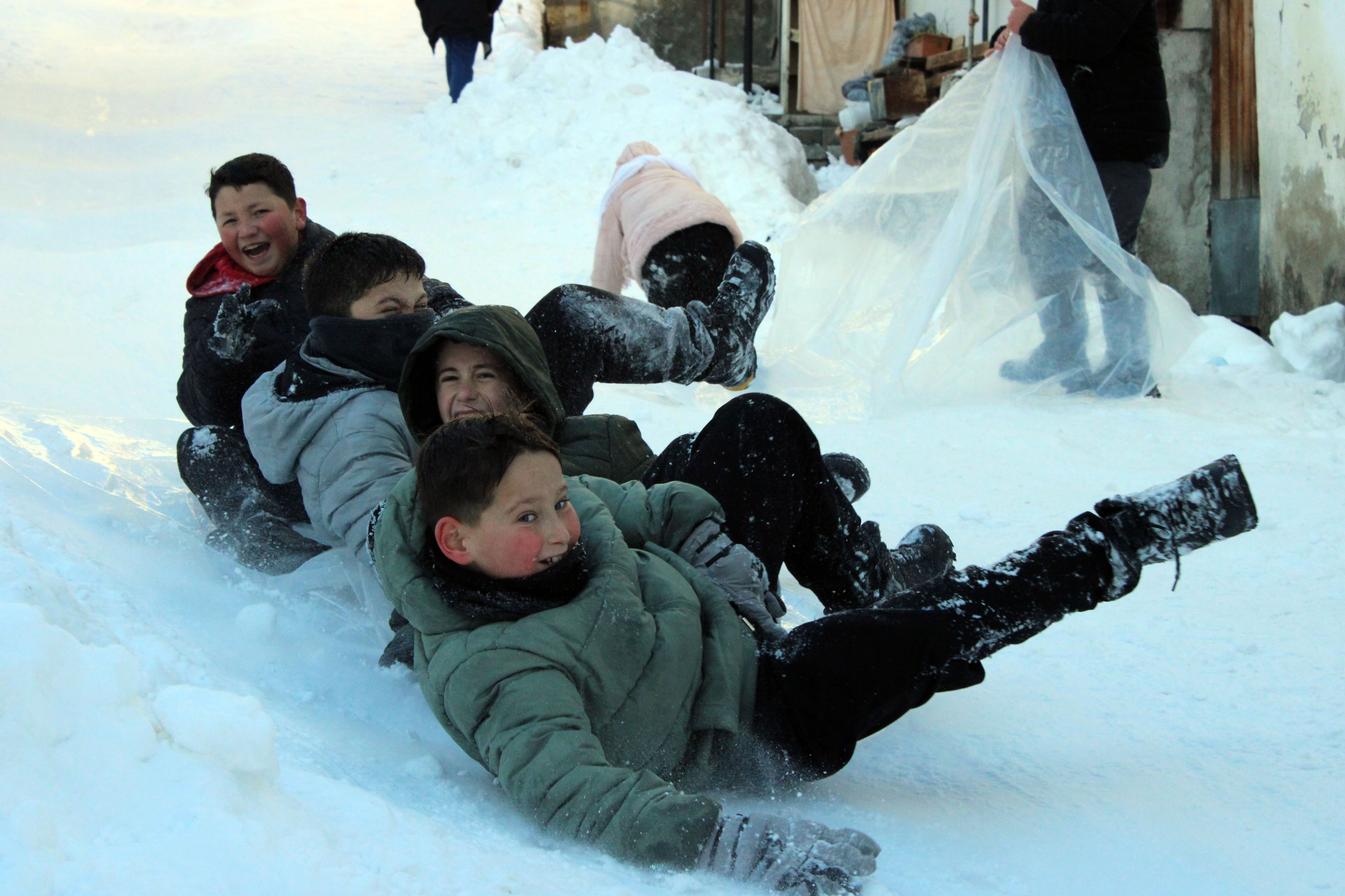 Mahalle Yolunu Kızak Pistine Çeviren Çocuklar Karın Tadını Çıkardı