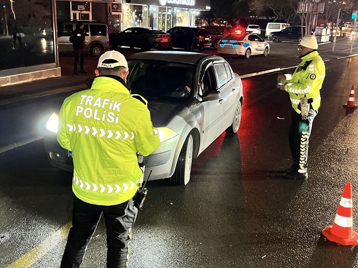 Mersin Ve Hatay'da Polis Ekipleri Yılbaşı Denetimi Yaptı