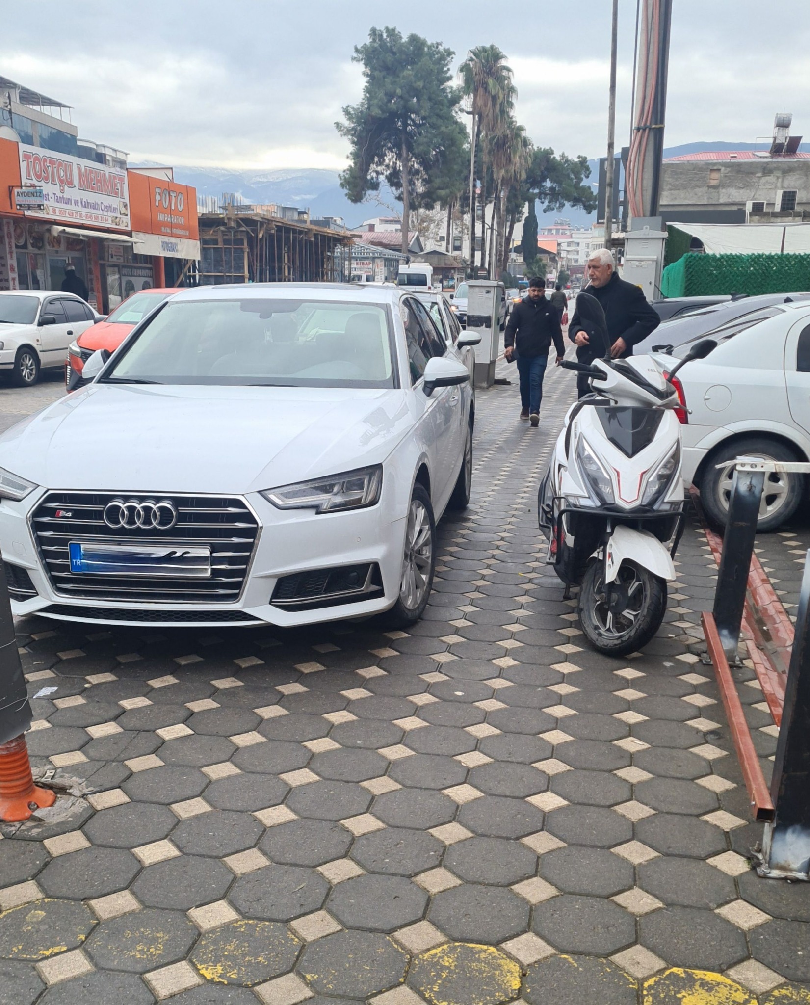 Osmaniye’de Kaldırımda Park Sorunu Yayalar Zor Durumda