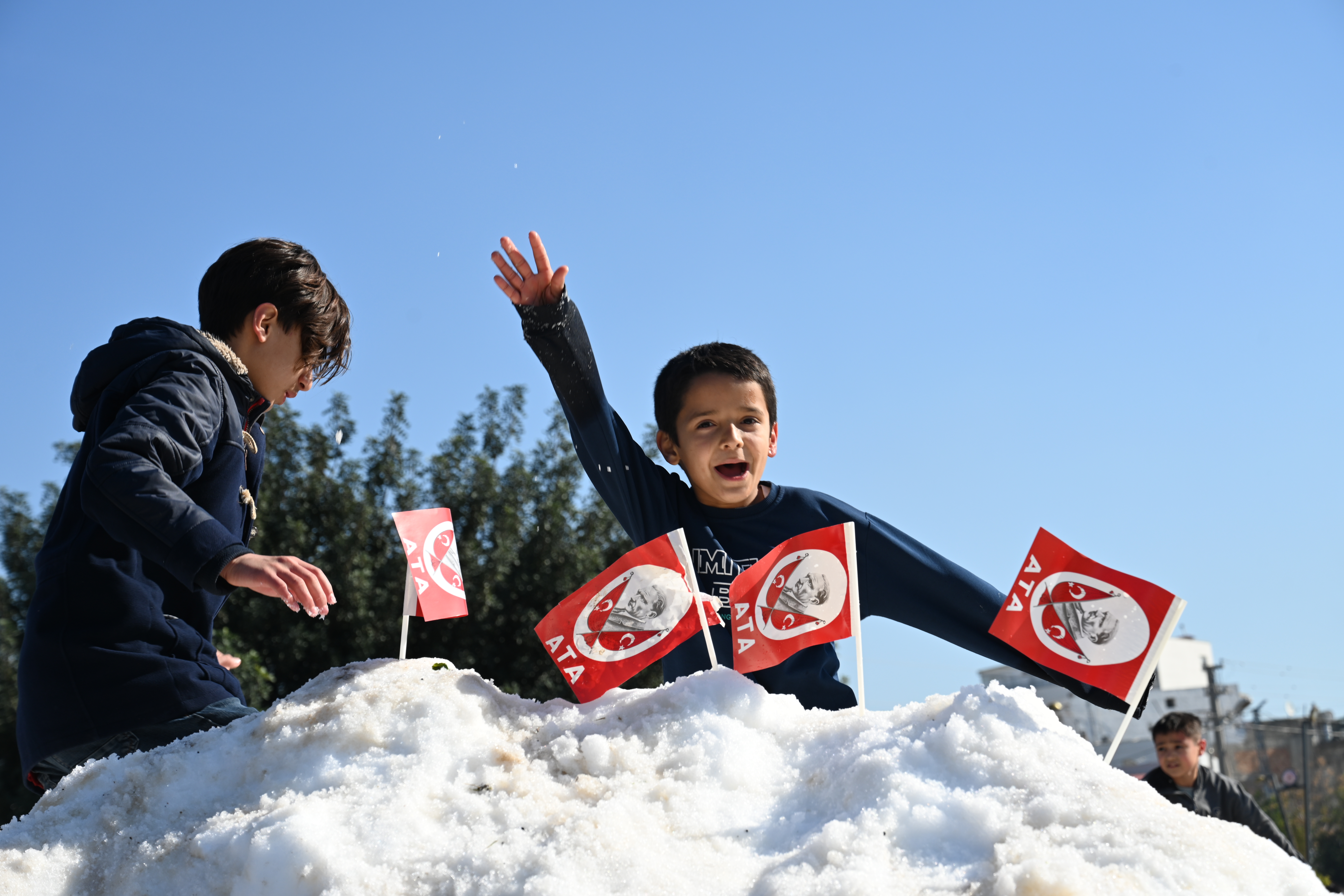 Osmaniye'de Öğrenciler Kamyonlarla Getirilen Karla Eğlendi