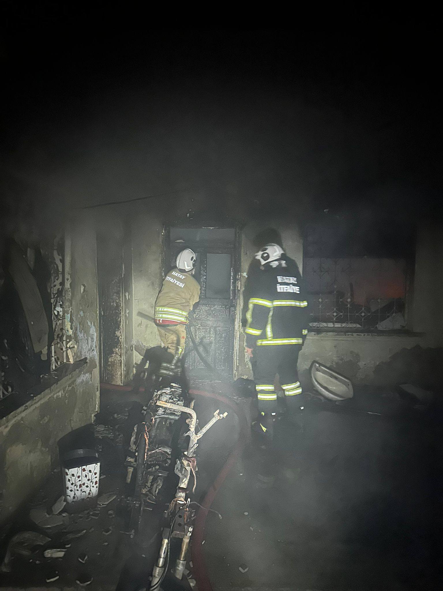 Reyhanlı’da Ev Yangını Paniğe Neden Oldu Kedi Kurtarıldı3