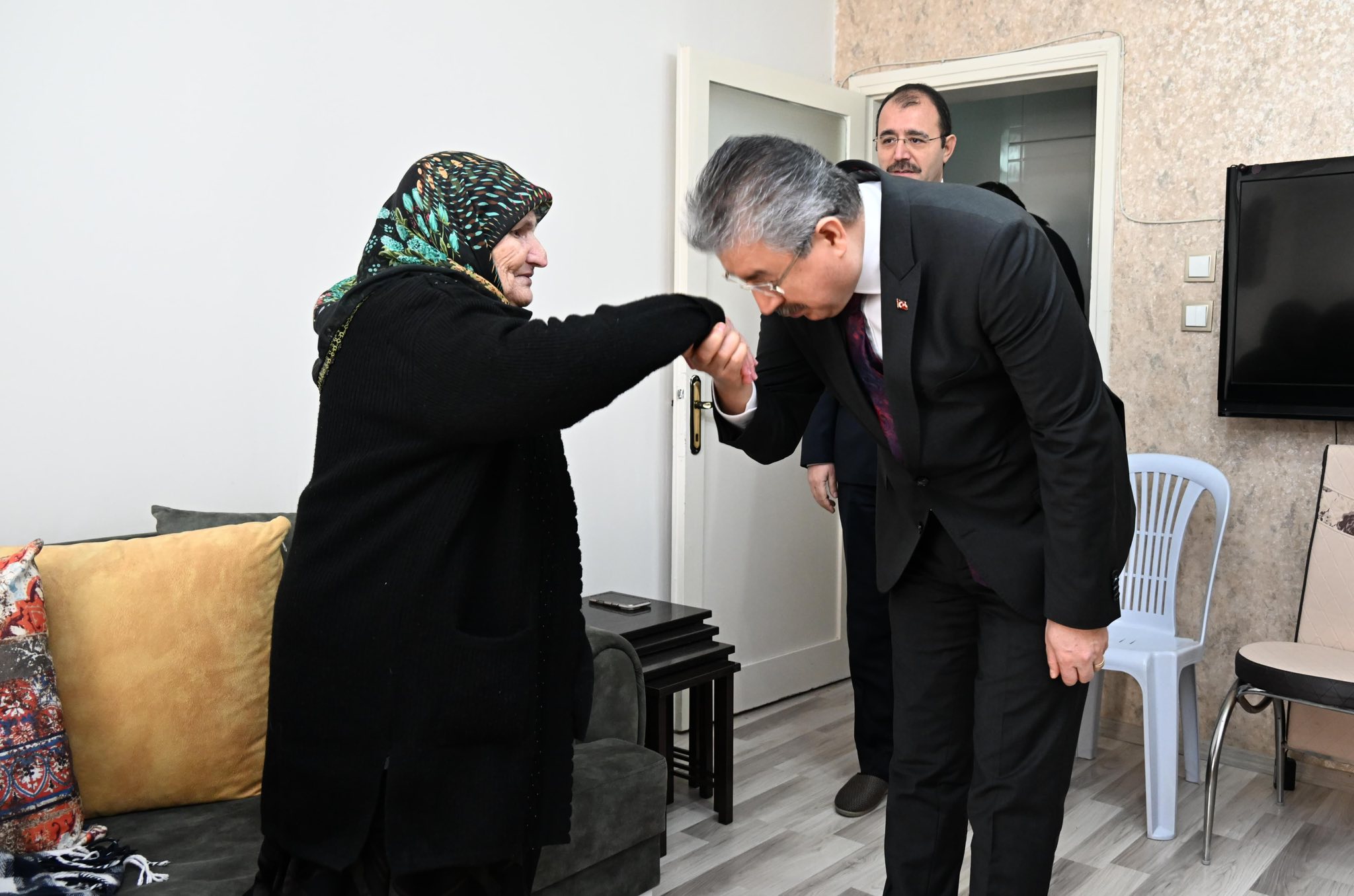 Vali Yılmaz’dan Şehit Ailesine Ziyaret Kadirli’de Duygusal Buluşma (2)