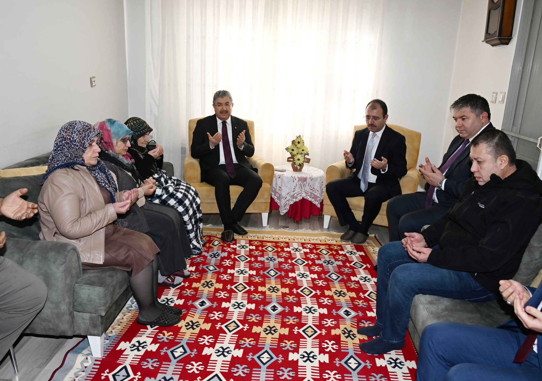 Vali Yılmaz’dan Şehit Ailesine Ziyaret Kadirli’de Duygusal Buluşma (3)